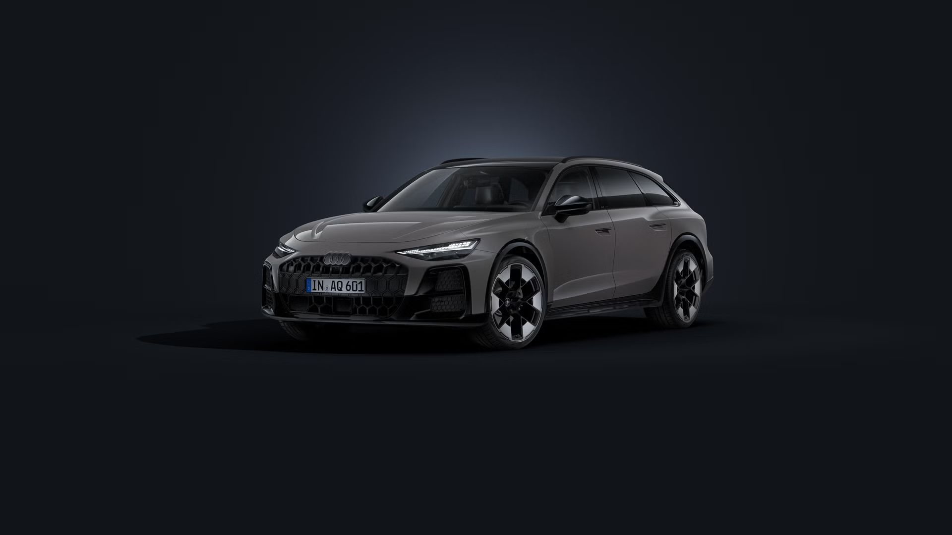 Der Audi A6 allroad schräg von vorn auf dunklem Hintergrund.