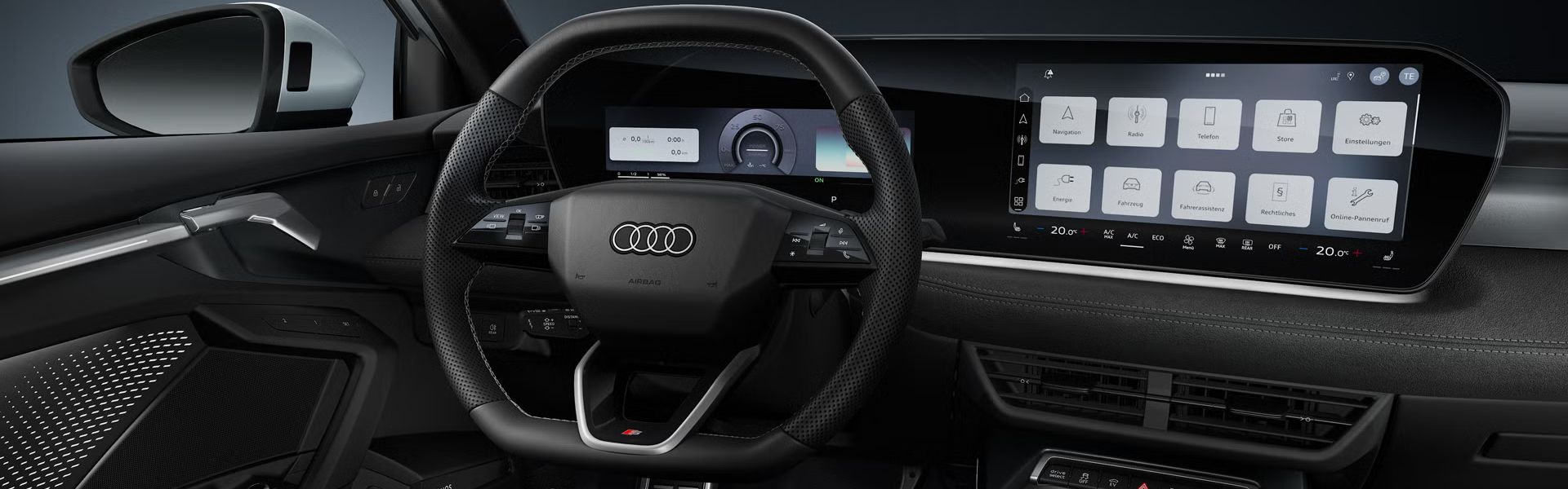 Blick auf das Cockpit mit Fokus auf das Sportlederlenkrad und das geschwungene Panoramadisplay.
