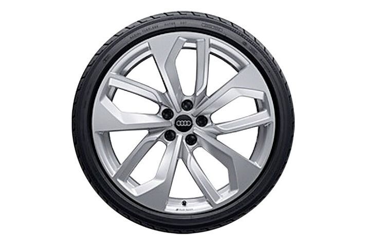 Abbild von einem silbernen Audi A4 Winterkomplettrad mit einem 5 Doppelspeichen Edge Design