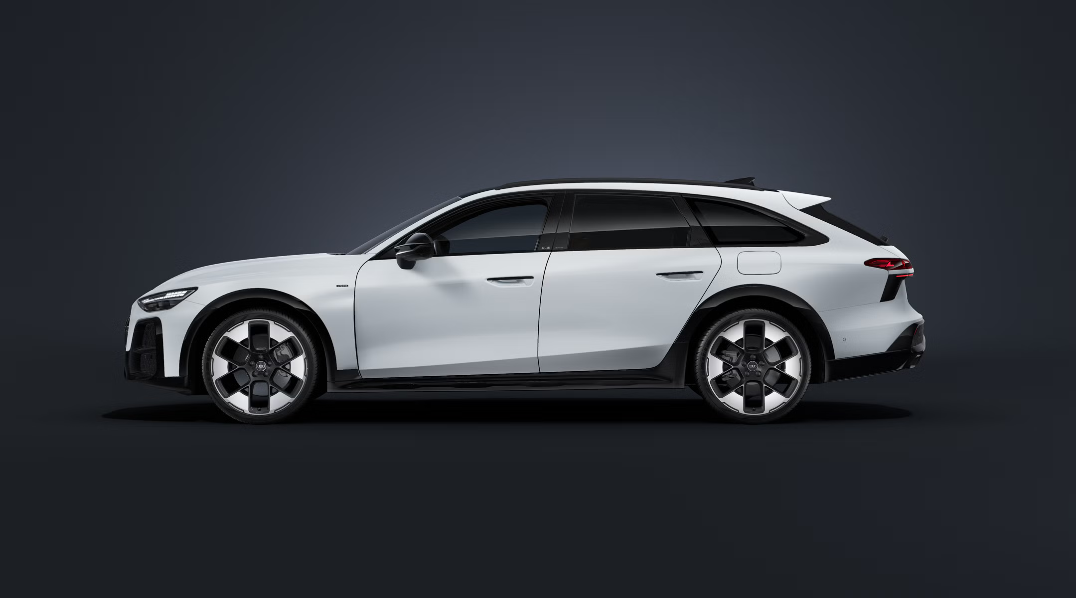 Der Audi A6 allroad e-hybrid von der Seite auf dunklem Hintergrund.